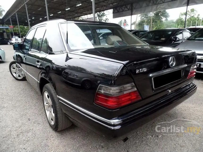 Mercedes-Benz  E 200 Elegance 5