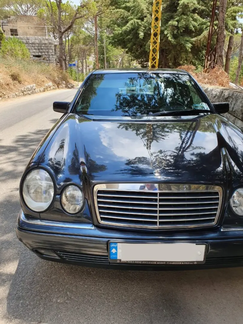 Mercedes-Benz  E 200 Elegance 2
