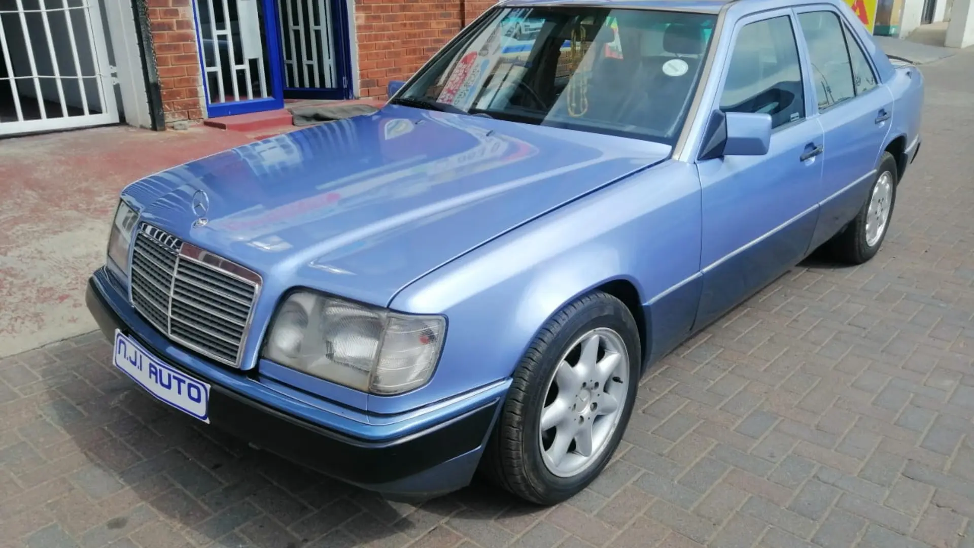 Mercedes-Benz  E 200 Elegance 2