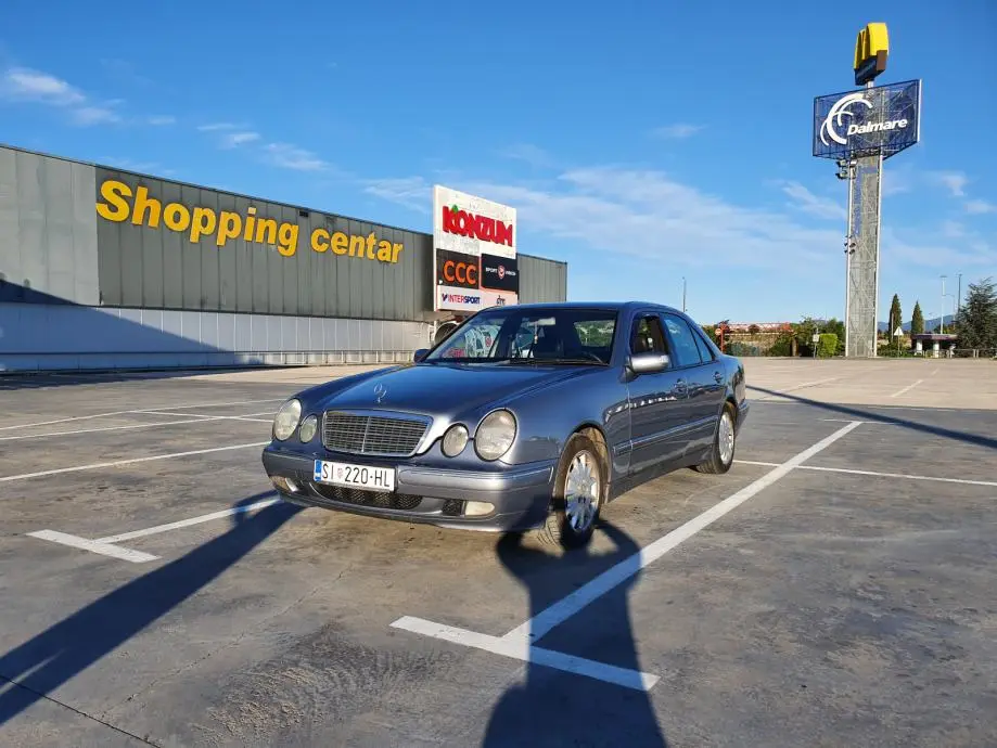 Mercedes-Benz  E 200 Elegance 5