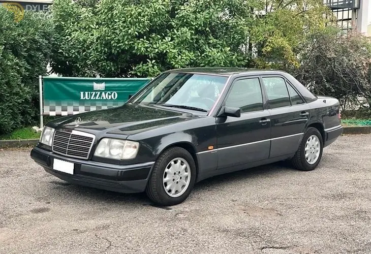 Mercedes-Benz  E 220 Classic 6