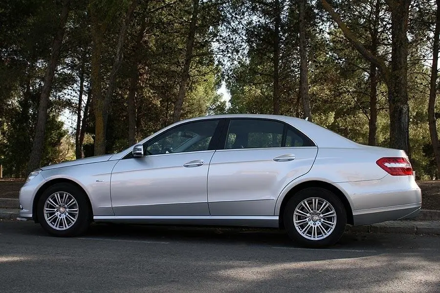 Mercedes-Benz  E 220 CDI BlueEFFICIENCY 0