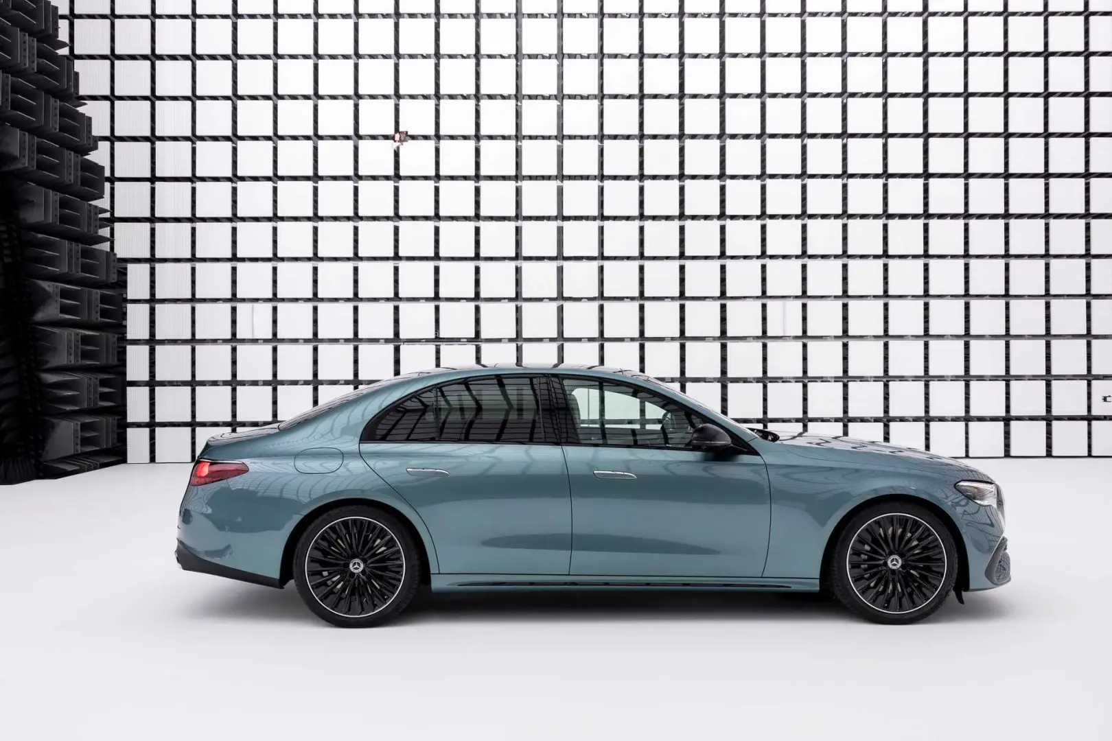Mercedes-Benz  E 220 d Edition 1 AMG 4Matic 5