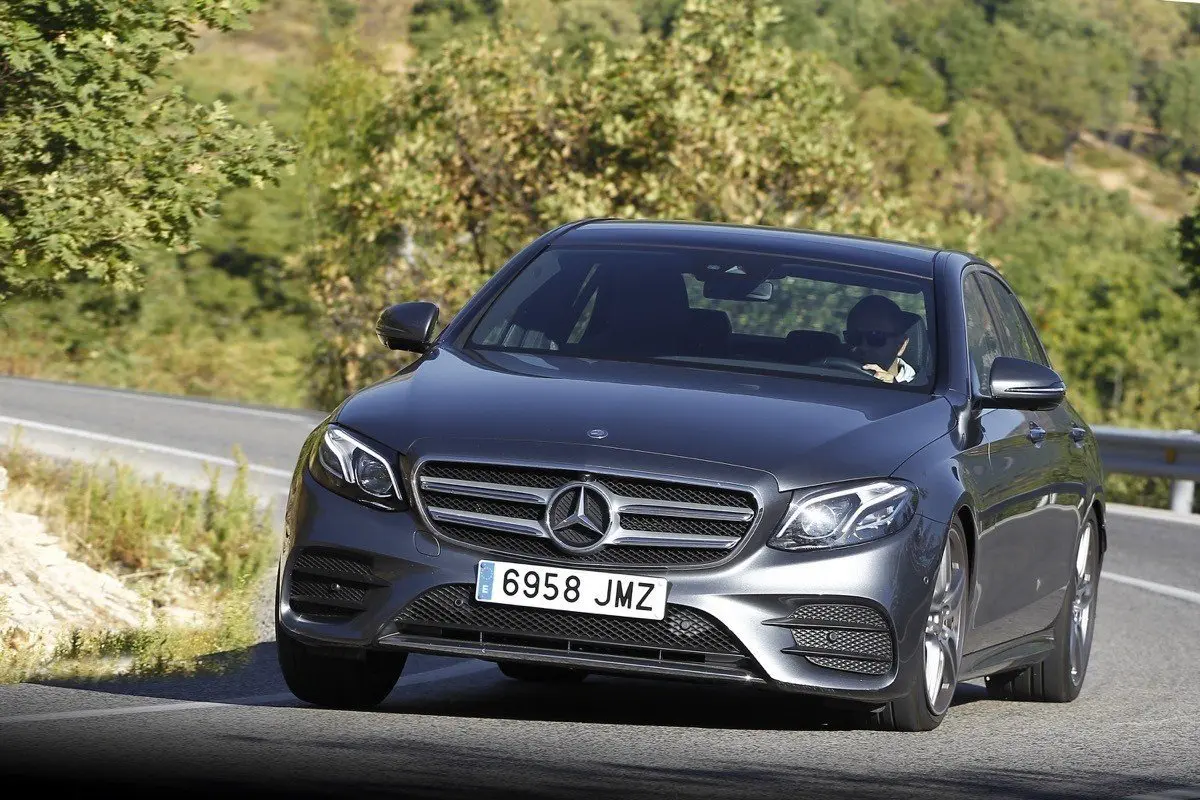 Mercedes-Benz  E 220 d Premium 9G-Tronic 3