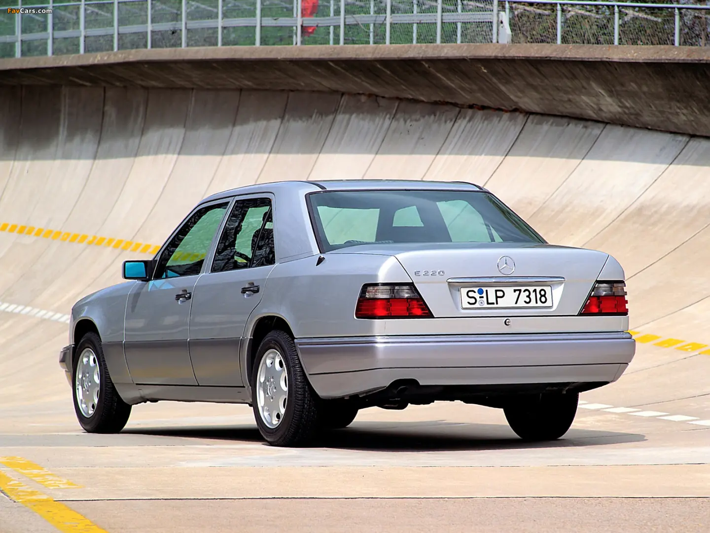 Mercedes-Benz  E 220 Elegance 1