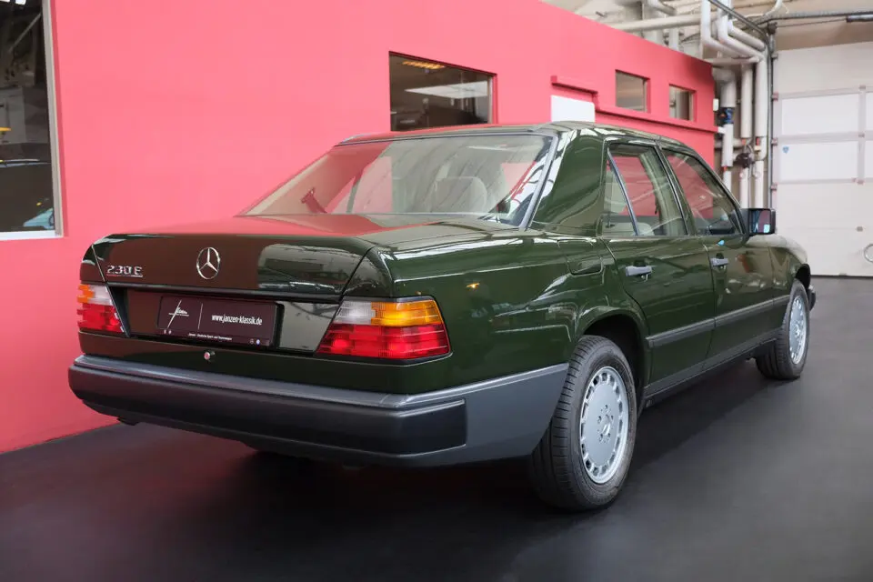 Mercedes-Benz  E 230 E 3