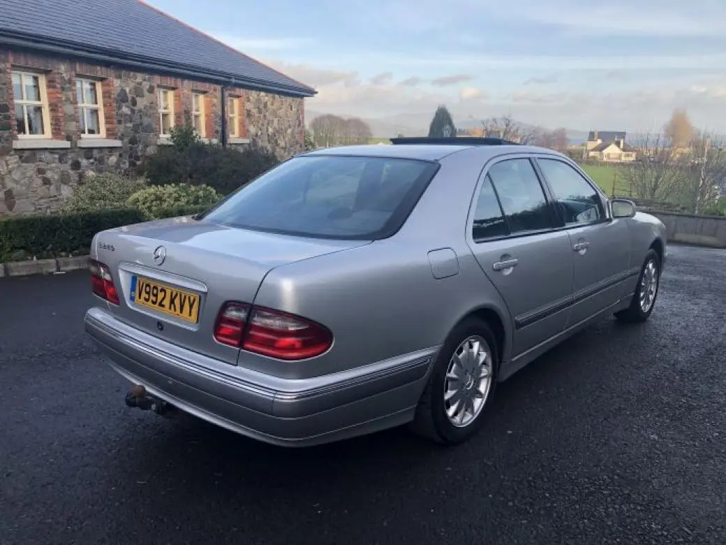 Mercedes-Benz  E 240 Avantgarde 7