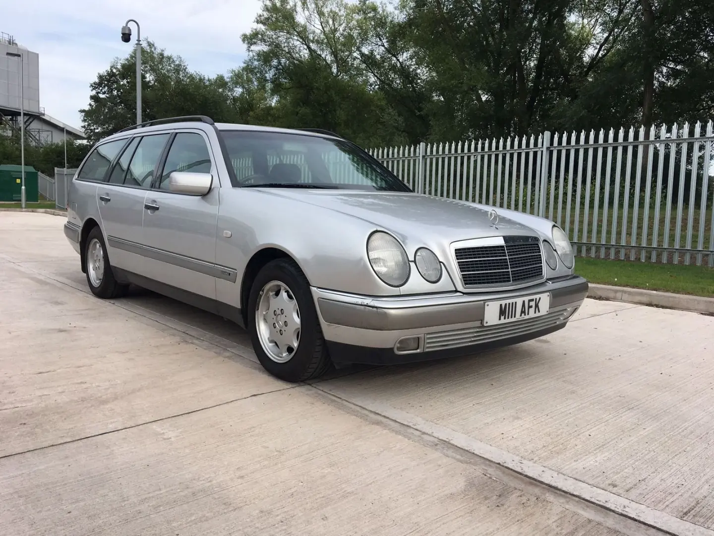 Mercedes-Benz  E 240 Elegance 2