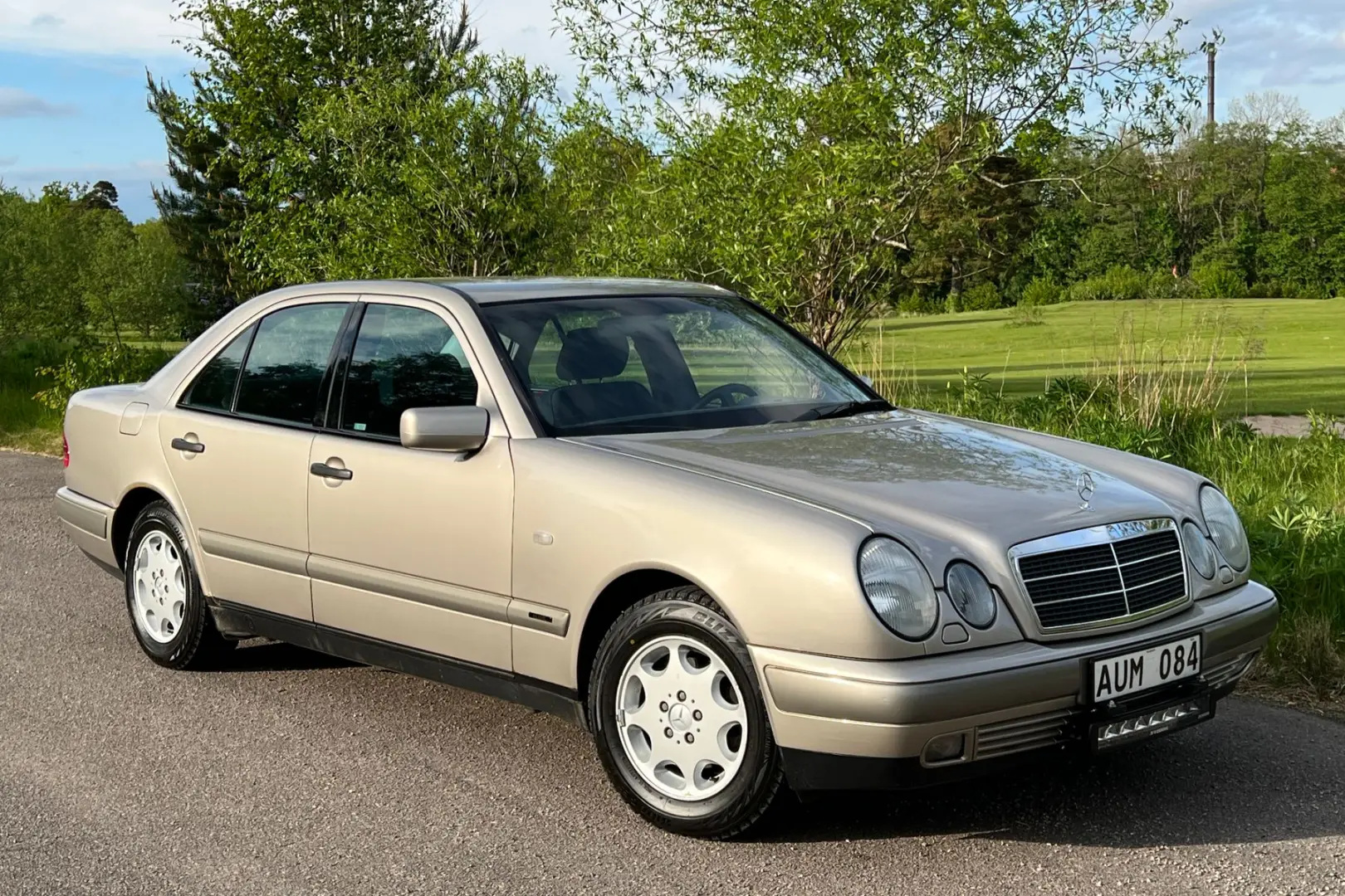 Mercedes-Benz  E 240 Classic 2