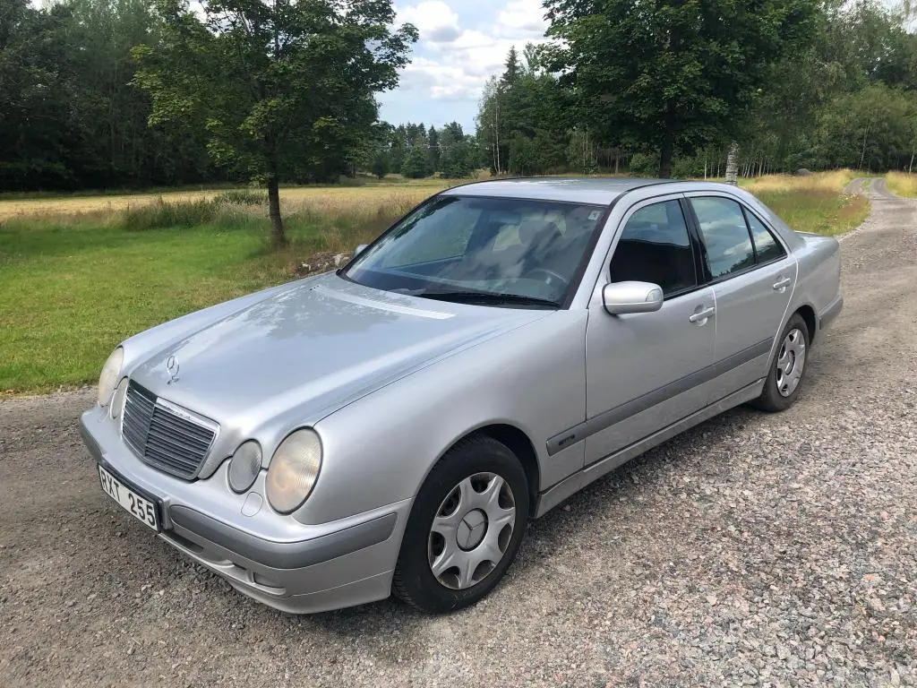 Mercedes-Benz  E 240 Classic 3