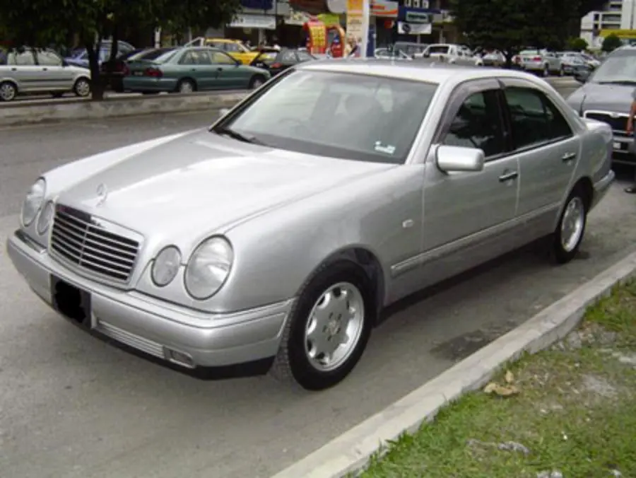 Mercedes-Benz  E 240 Elegance 6