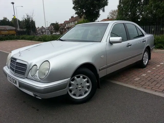 Mercedes-Benz  E 240 Avantgarde 6