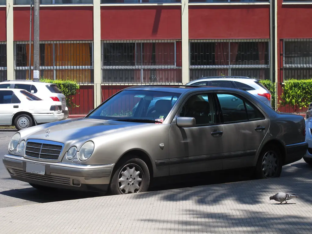 Mercedes-Benz  E 240 Elegance 5