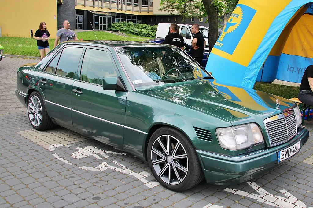 Mercedes-Benz  E 250 D Classic 5