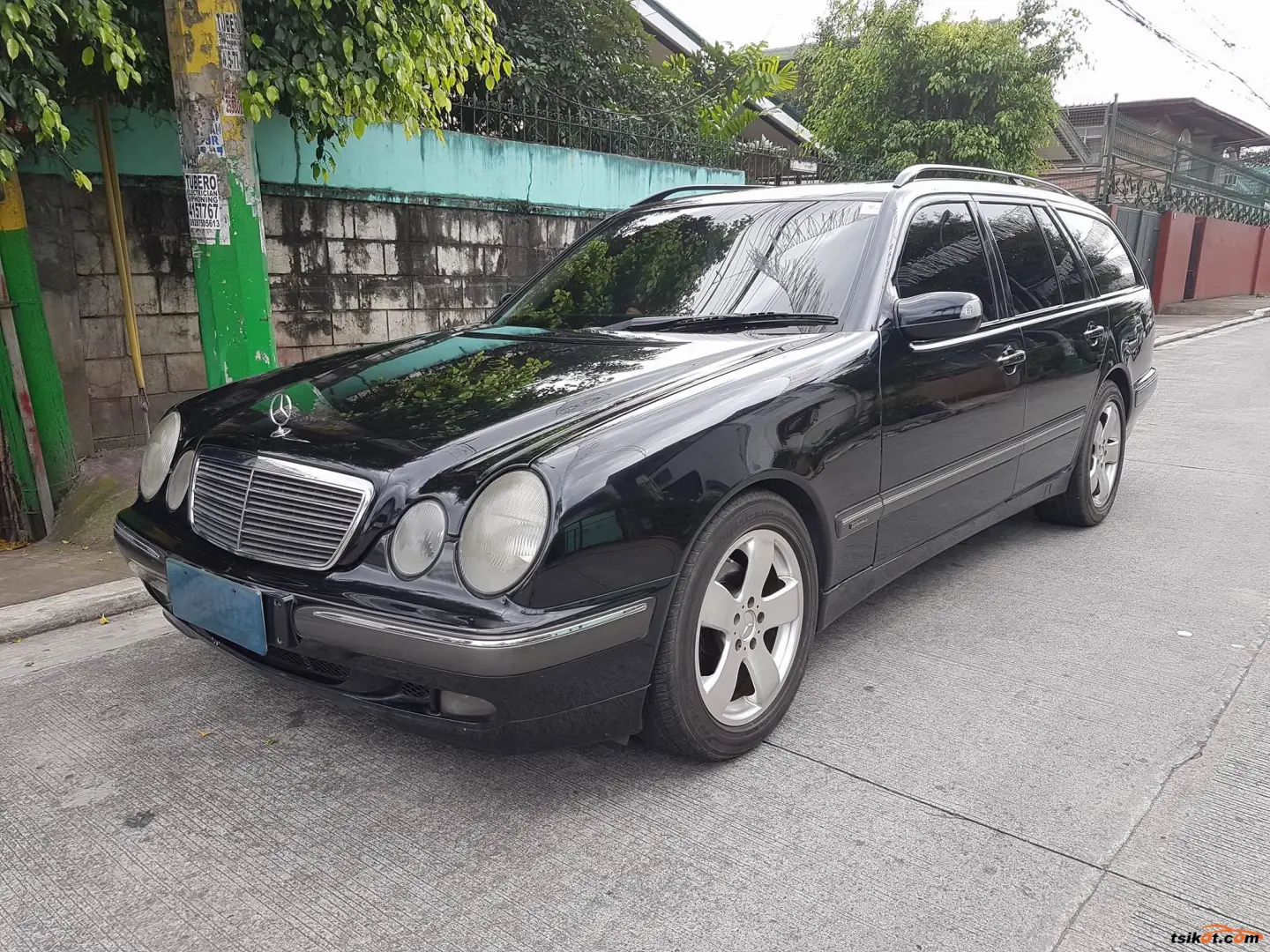 Mercedes-Benz  E 250 TD Classic 1