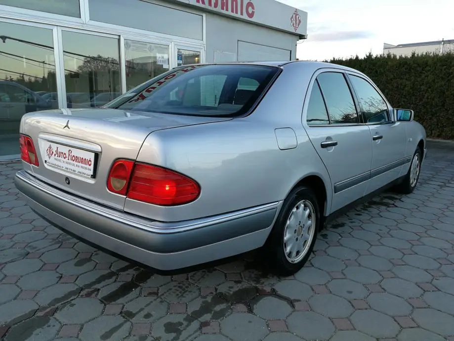 Mercedes-Benz  E 250 TD Elegance 1