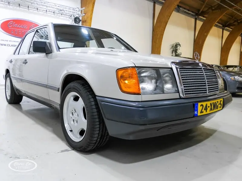 Mercedes-Benz  E 260 E 4