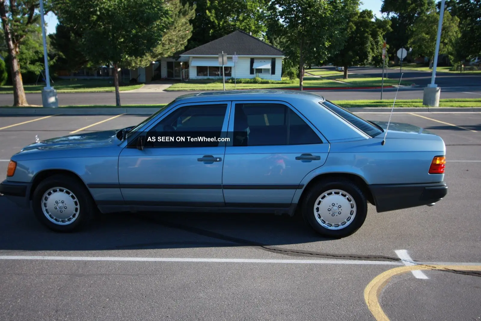 Mercedes-Benz  E 300 4Matic 1