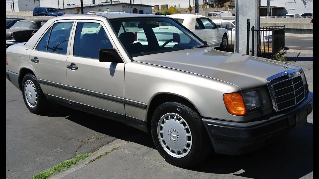 Mercedes-Benz  E 300 4Matic 2