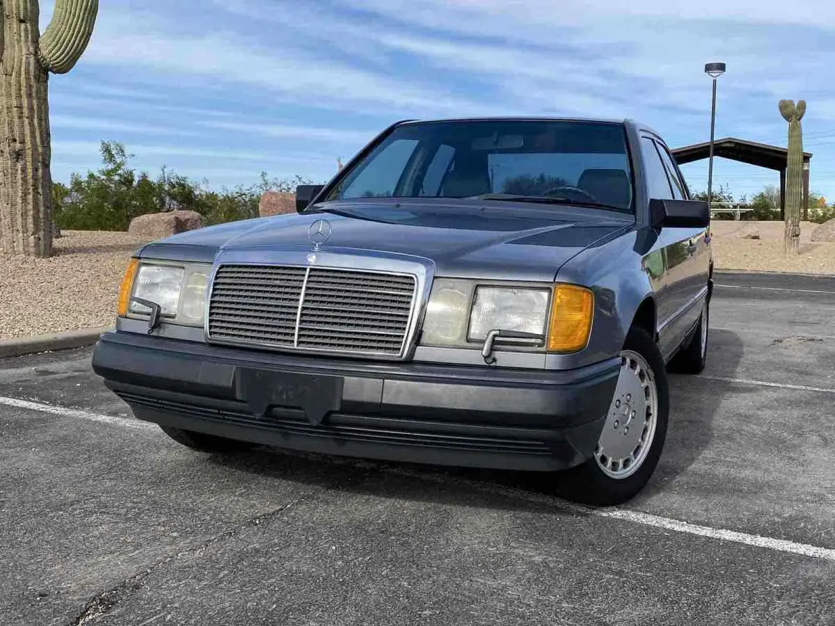 Mercedes-Benz  E 300 4Matic 5