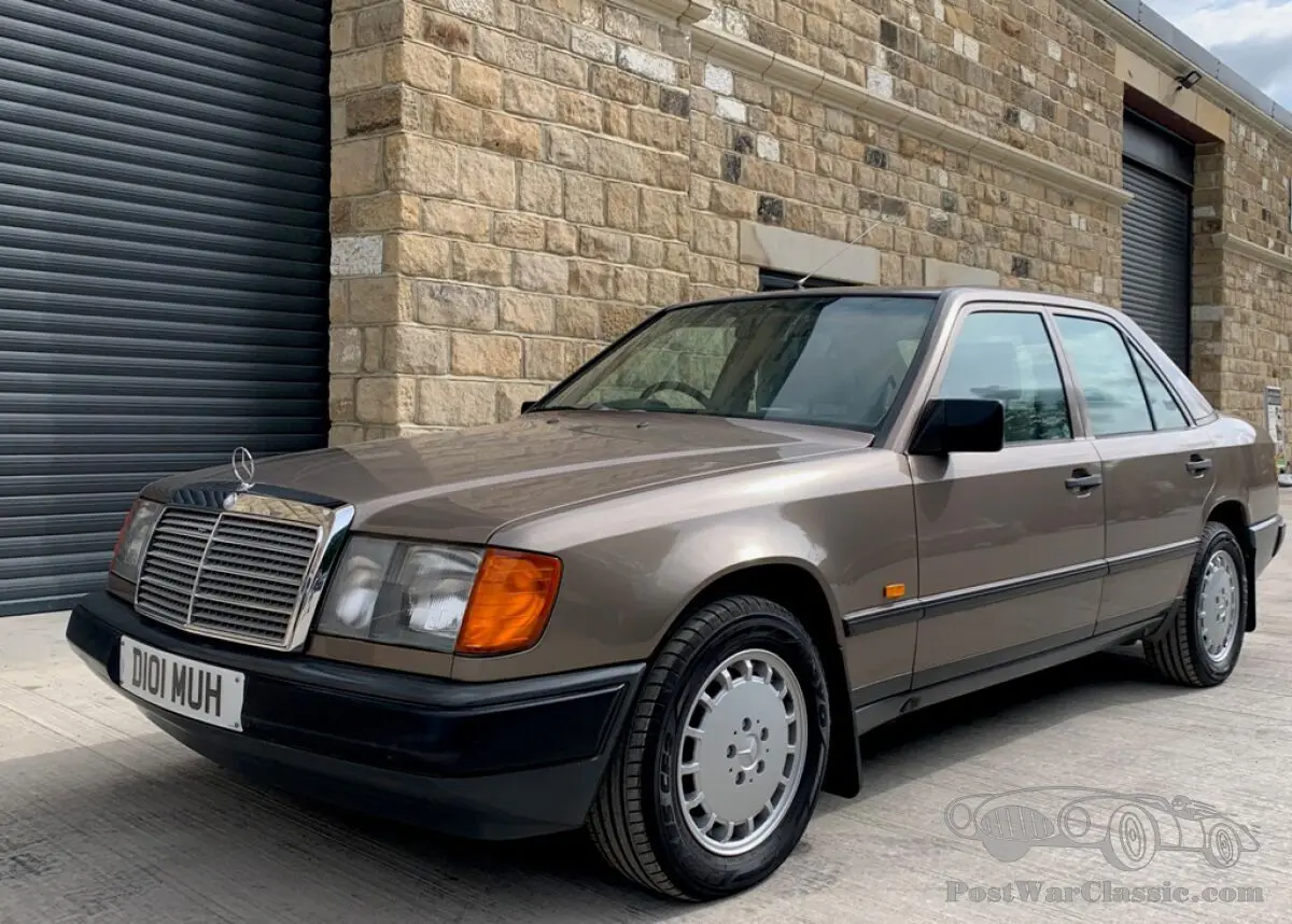 Mercedes-Benz  E 300 4Matic 7