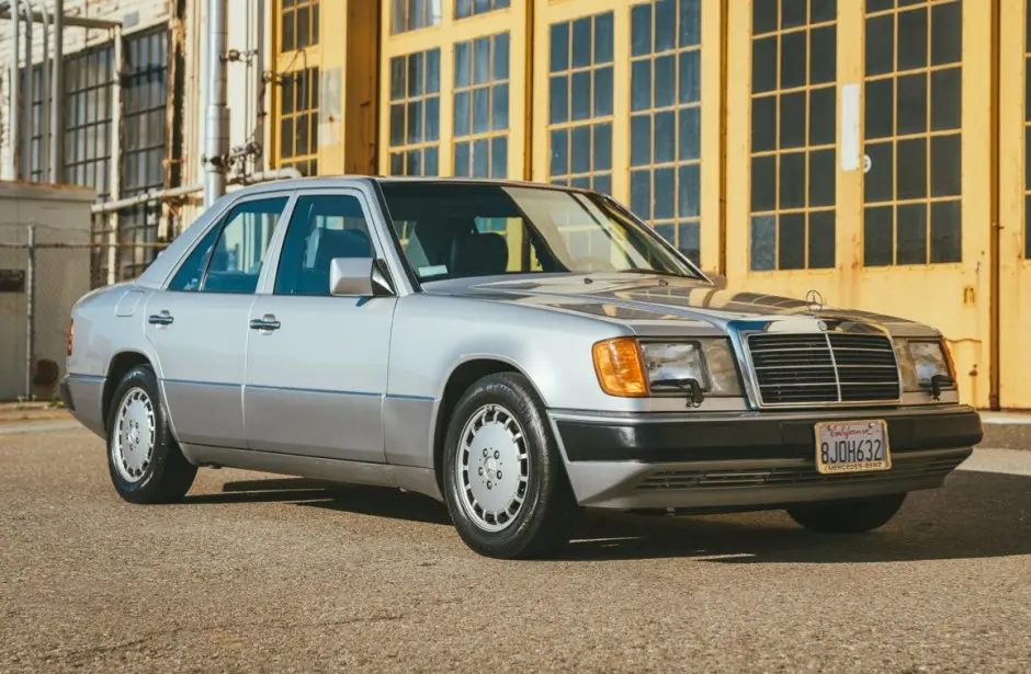 Mercedes-Benz  E 300 4Matic 2