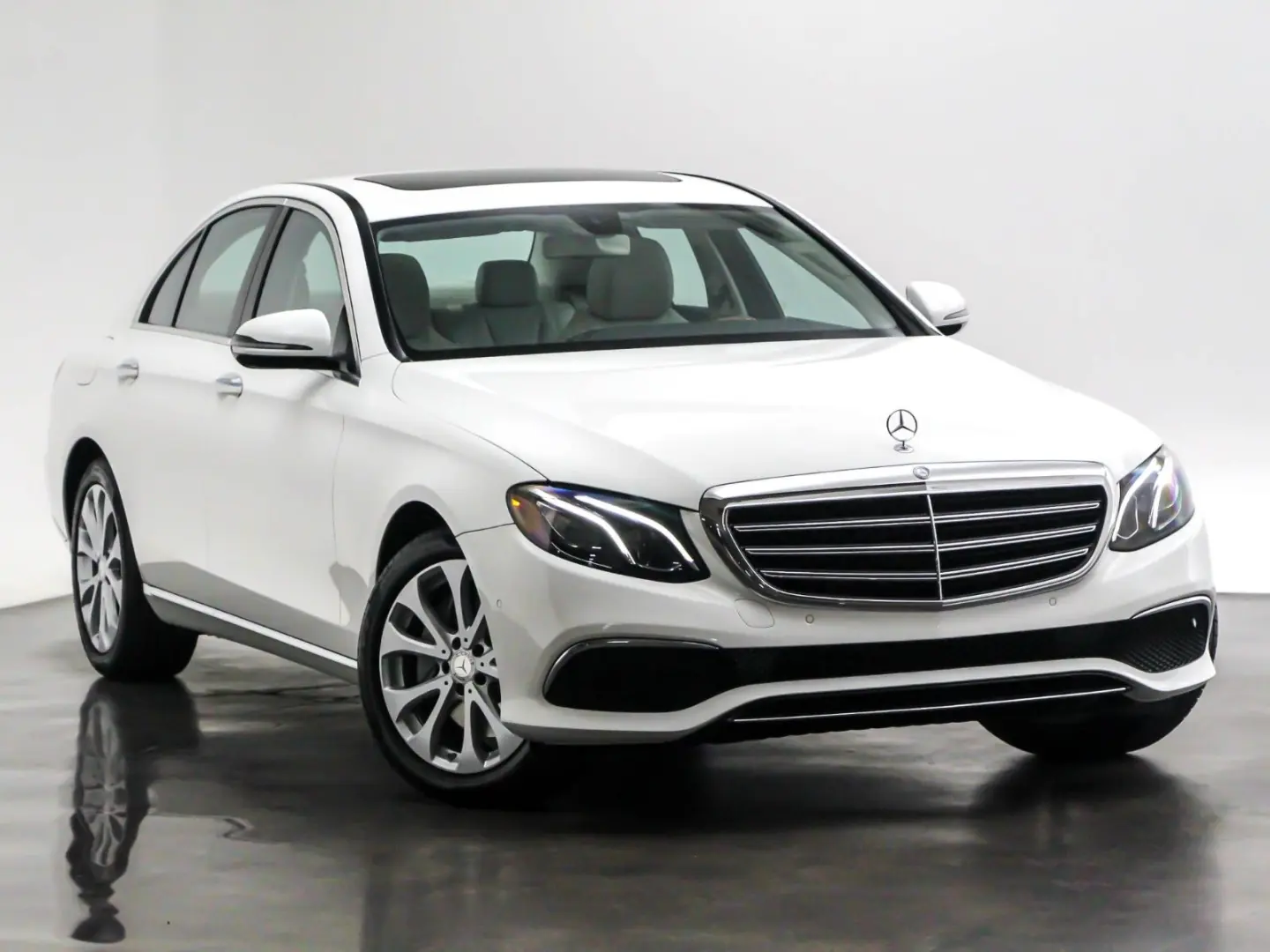 Mercedes-Benz  E 300 Exclusive 9G-Tronic 1