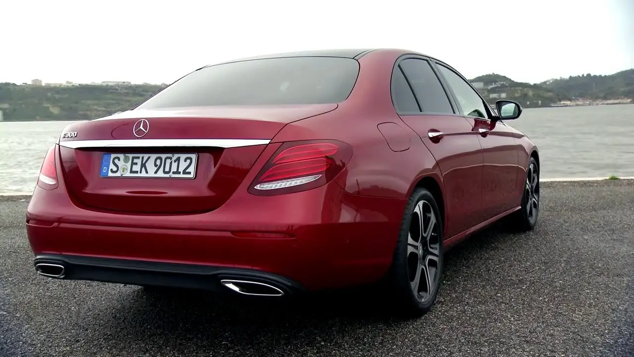 Mercedes-Benz  E 300 Avantgarde 9G-Tronic 5