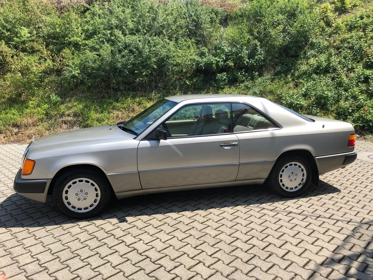 Mercedes-Benz  E 300 CE 2