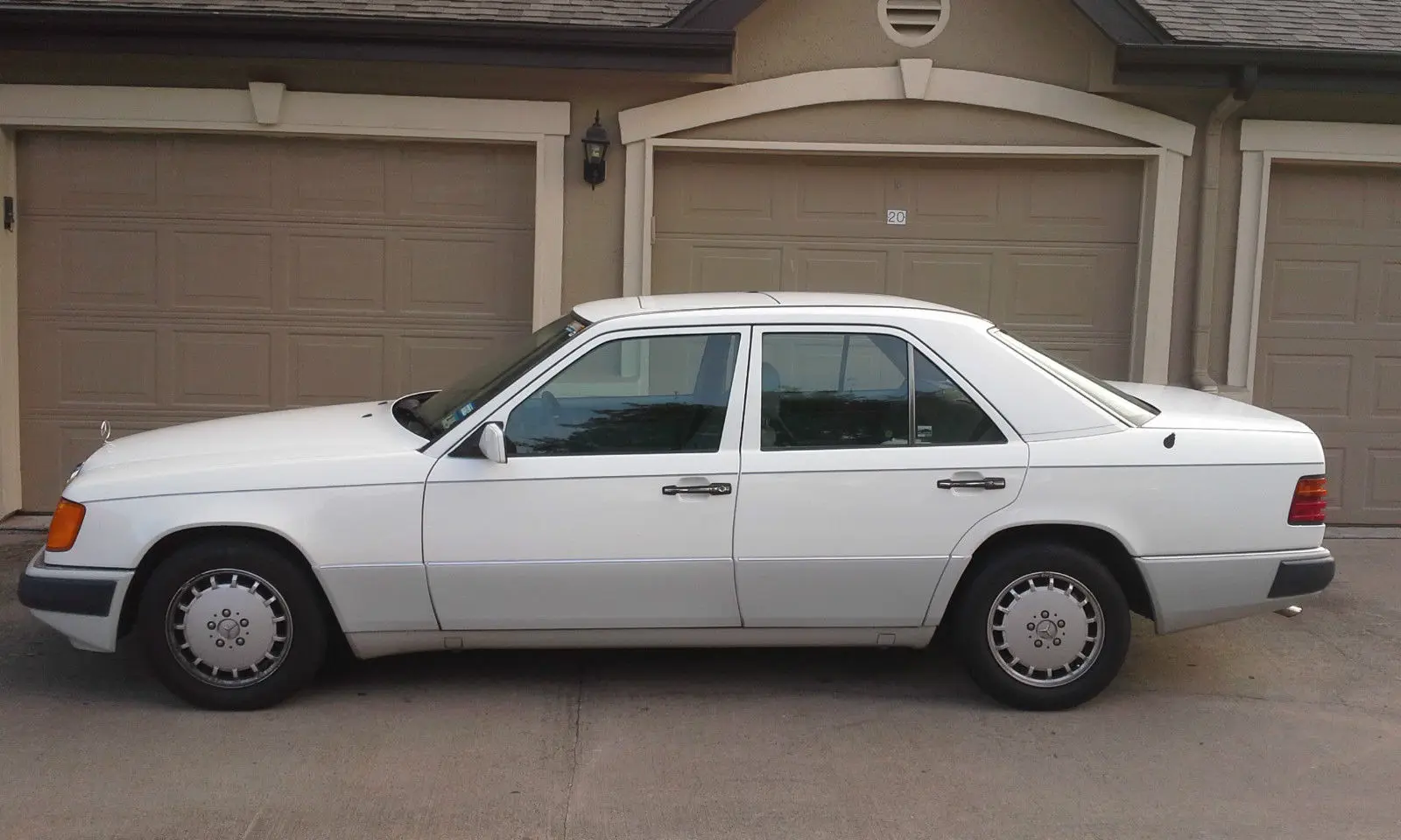 Mercedes-Benz  E 300 D 5