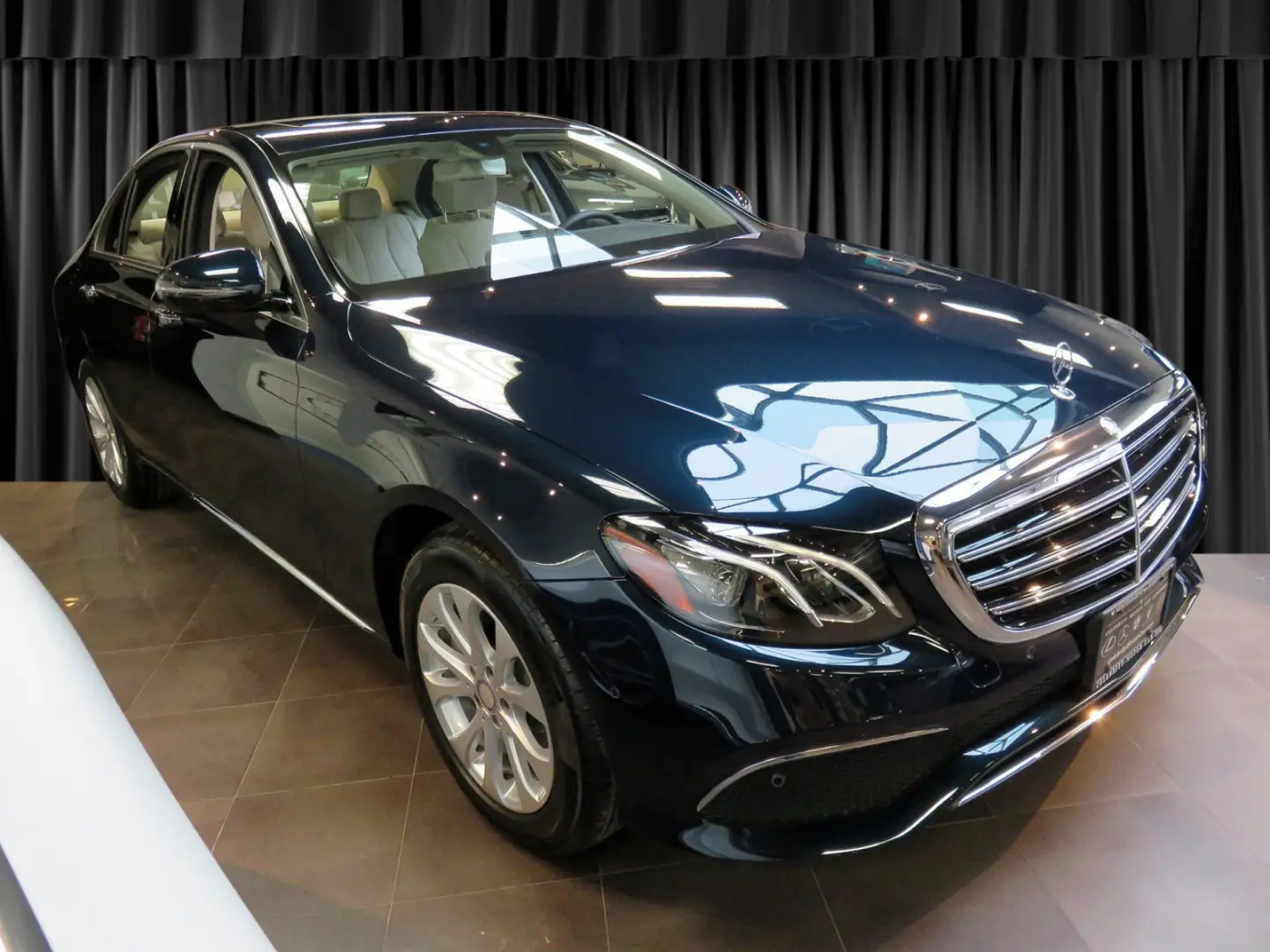 Mercedes-Benz  E 300 Exclusive 9G-Tronic 5