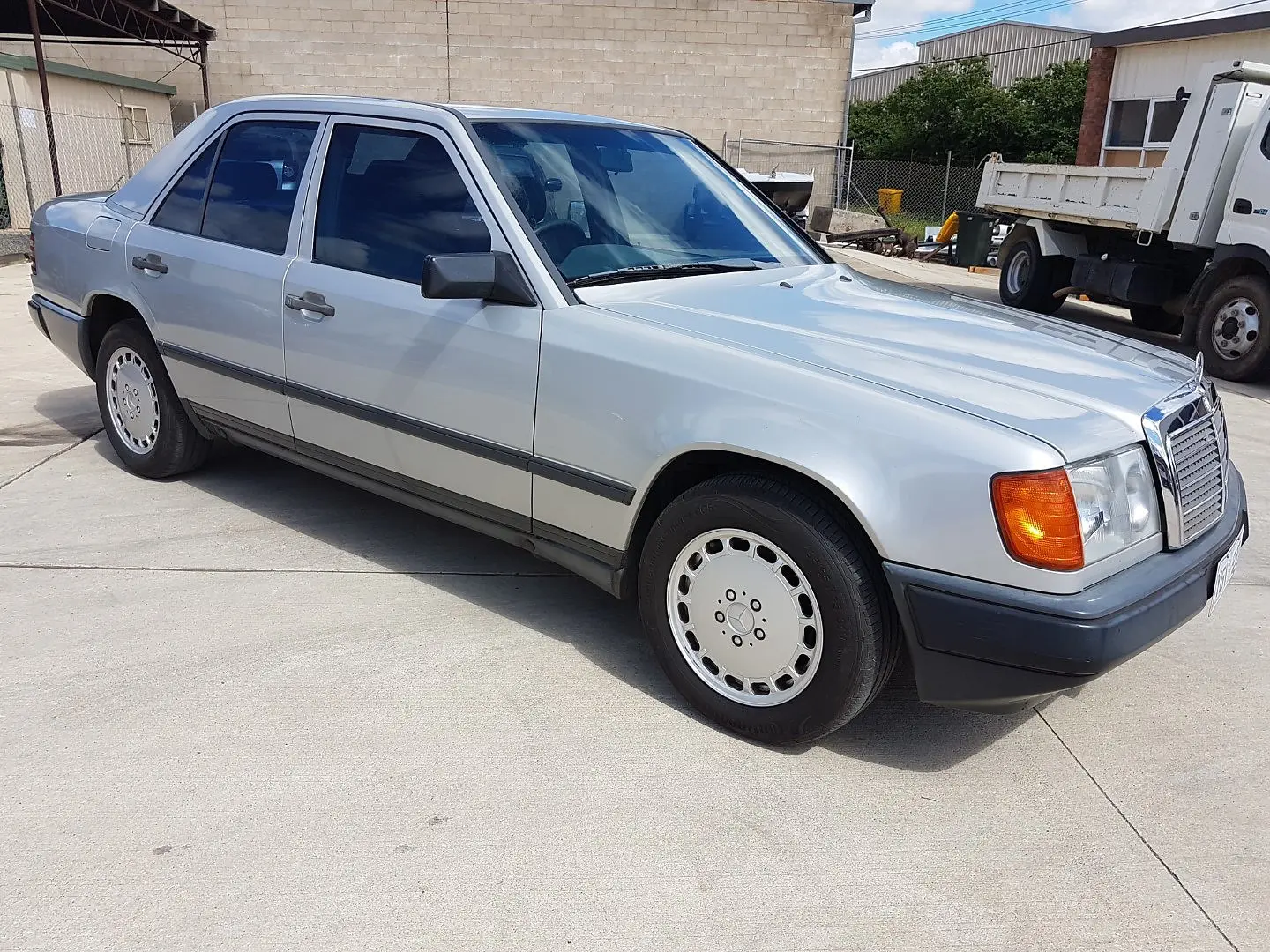 Mercedes-Benz  E 300 TD 2