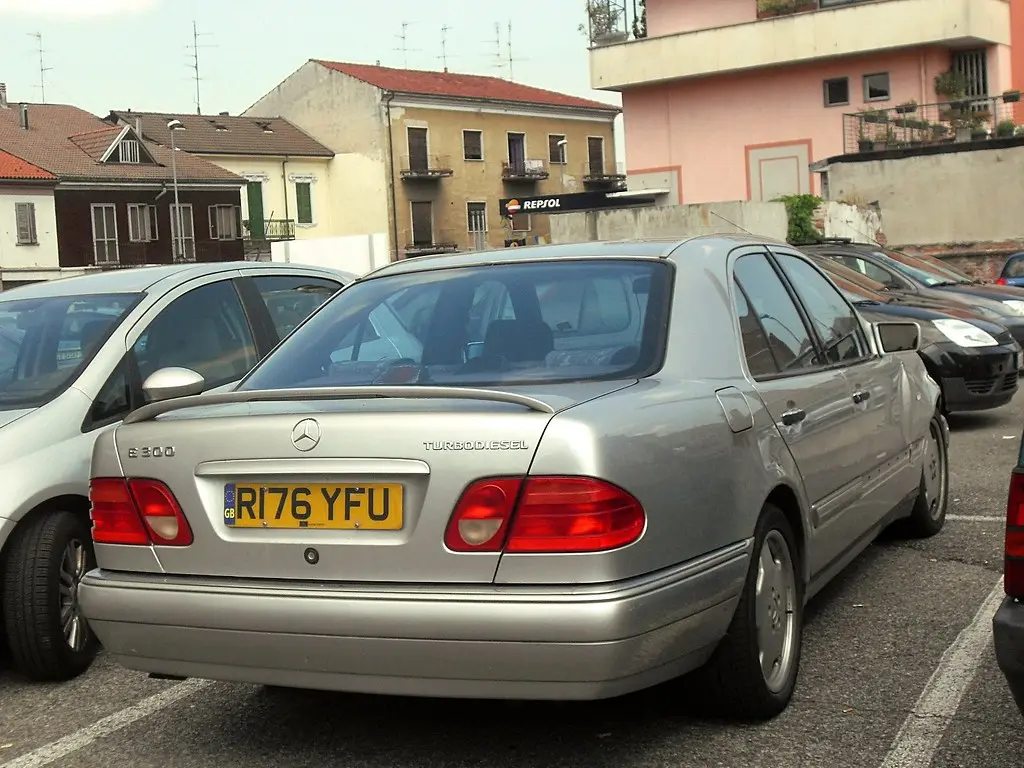 Mercedes-Benz  E 300 TD Avantgarde 1