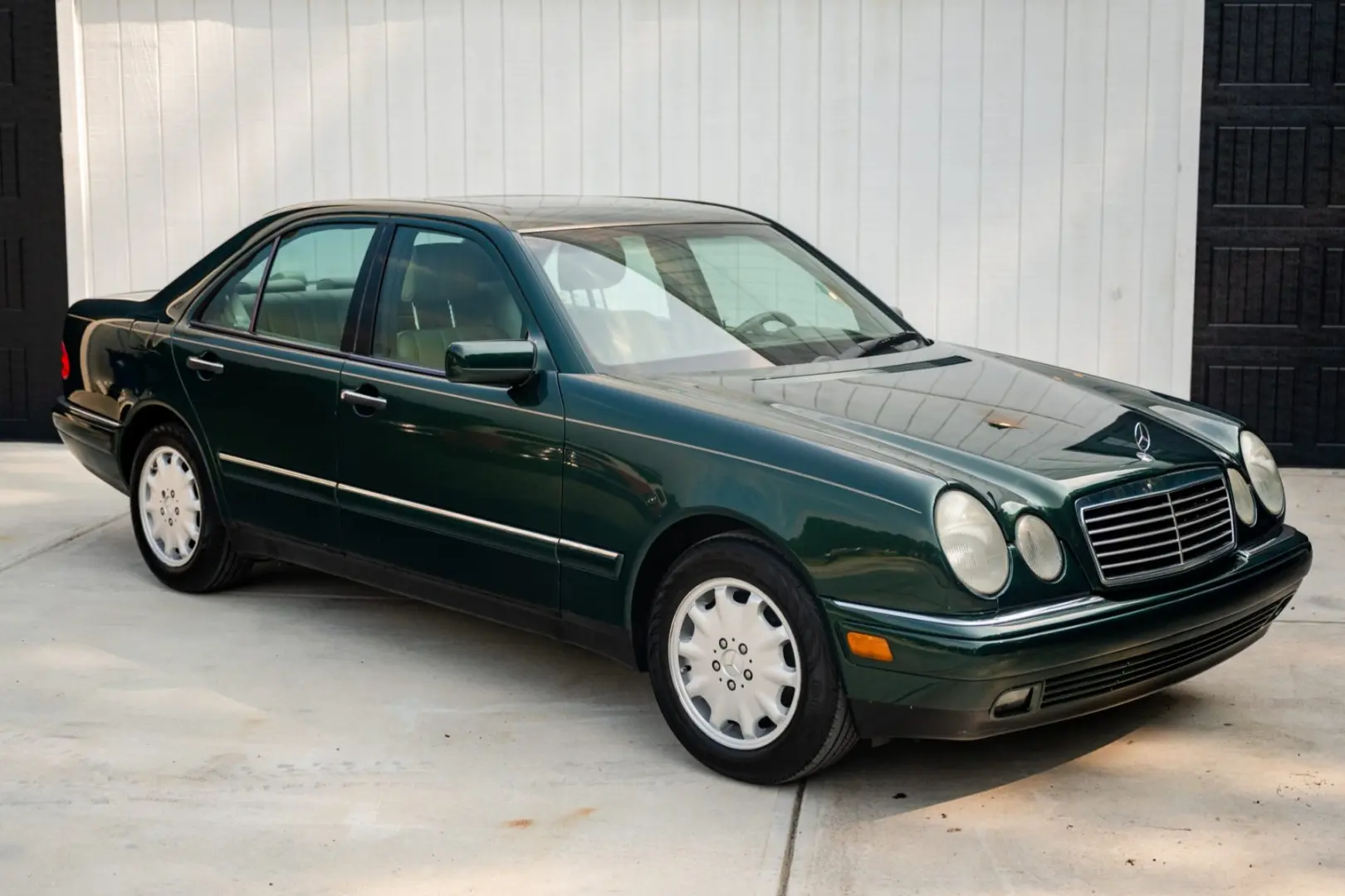 Mercedes-Benz  E 300 TD Classic 4