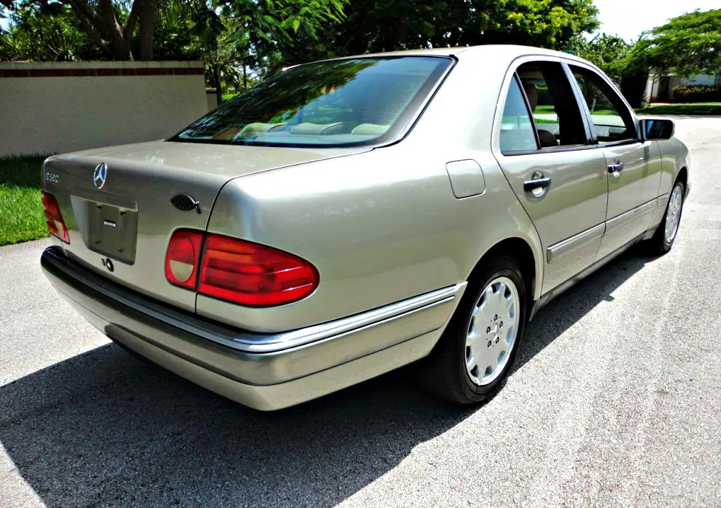 Mercedes-Benz  E 320 Classic 5
