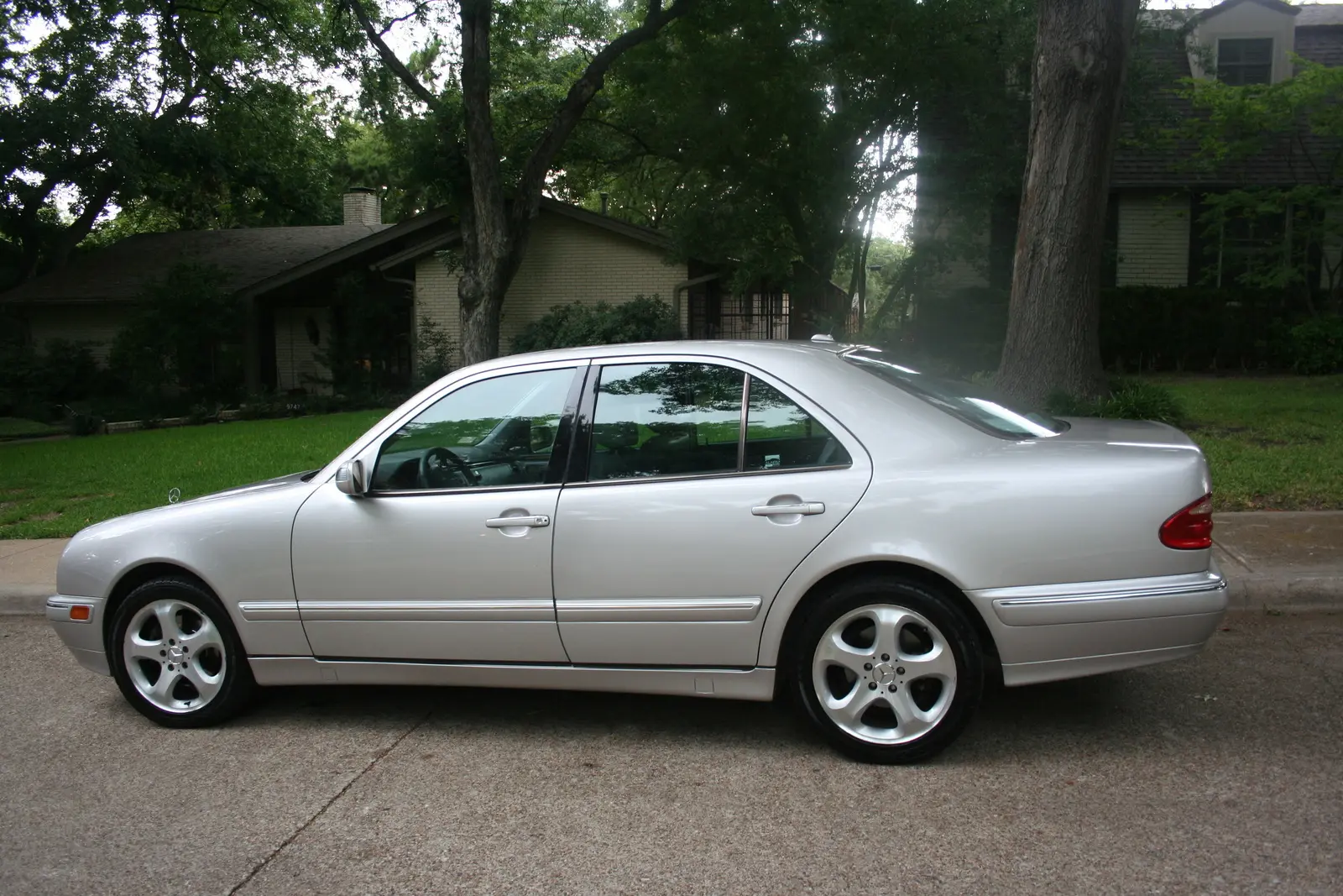 Mercedes-Benz  E 320 Classic 5