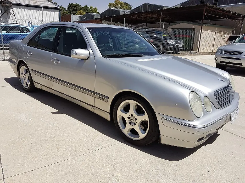 Mercedes-Benz  E 320 Elegance 4