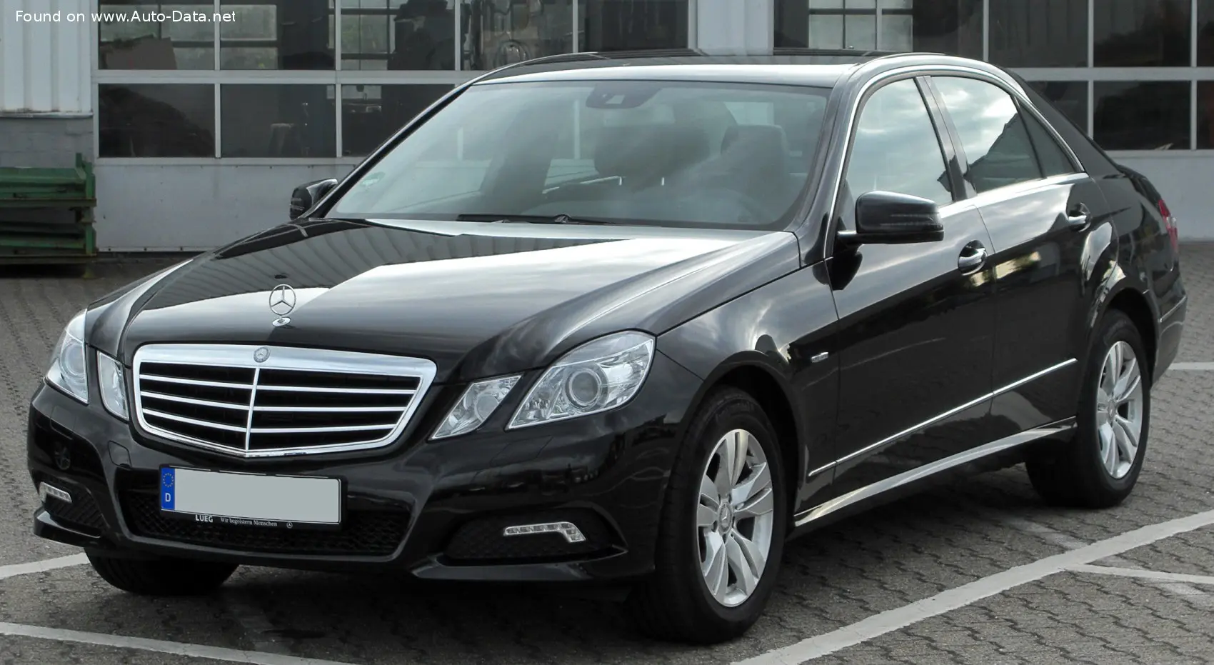 Mercedes-Benz  E 200 CGI Elegance 0