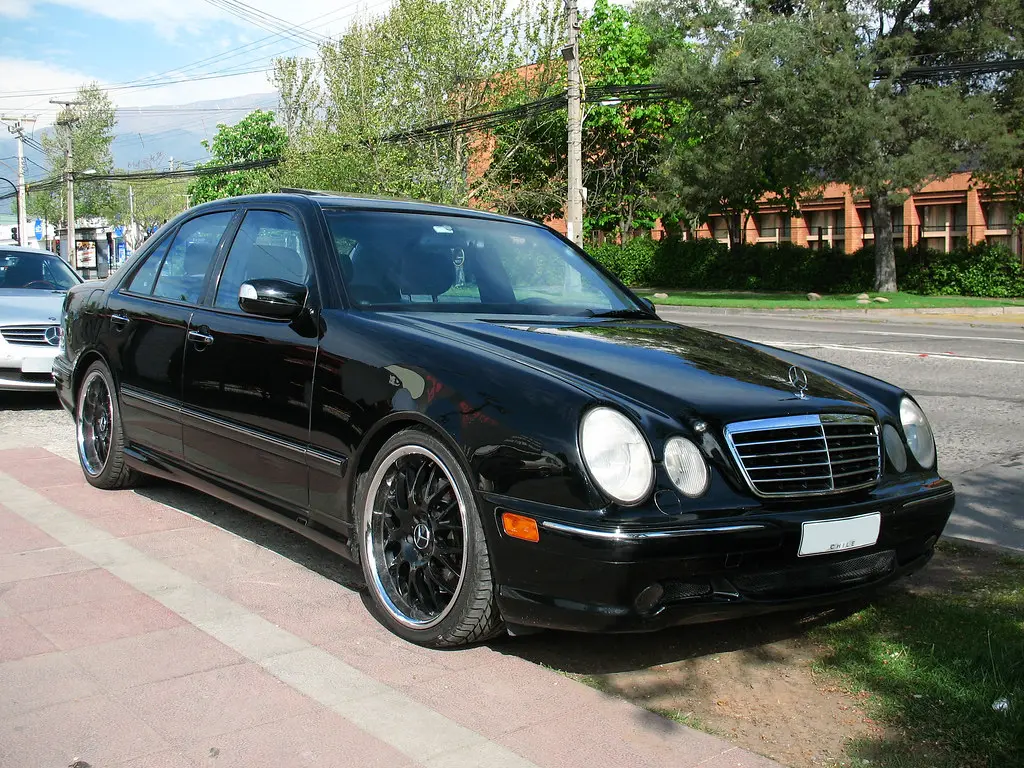 Mercedes-Benz  E 240 Avantgarde 1