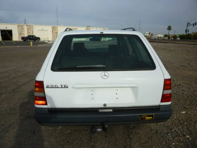 Mercedes-Benz  E Estate 250 TD 3
