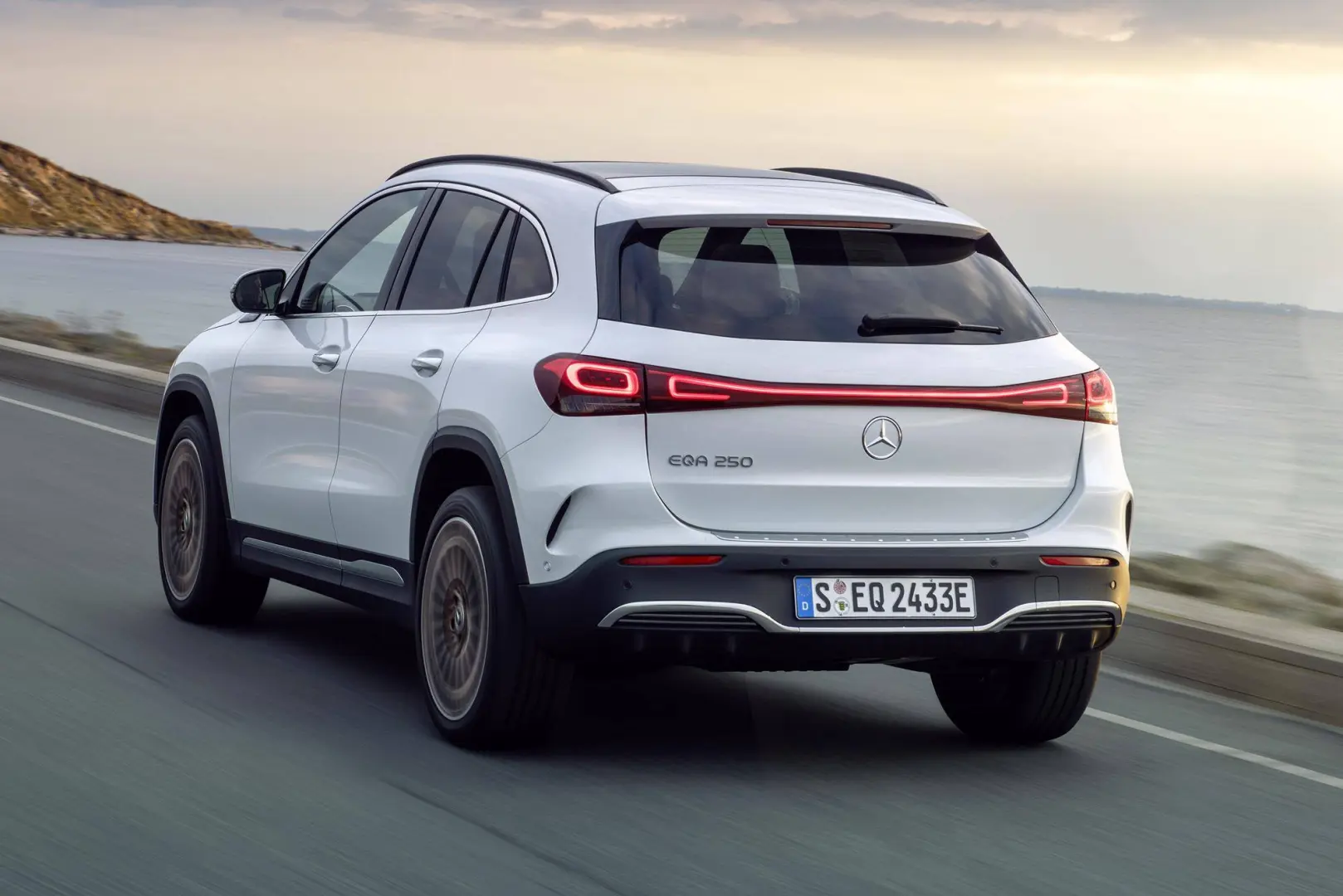 Mercedes-Benz EQA EQA 350 67kwh 4Matic AMG+ 3