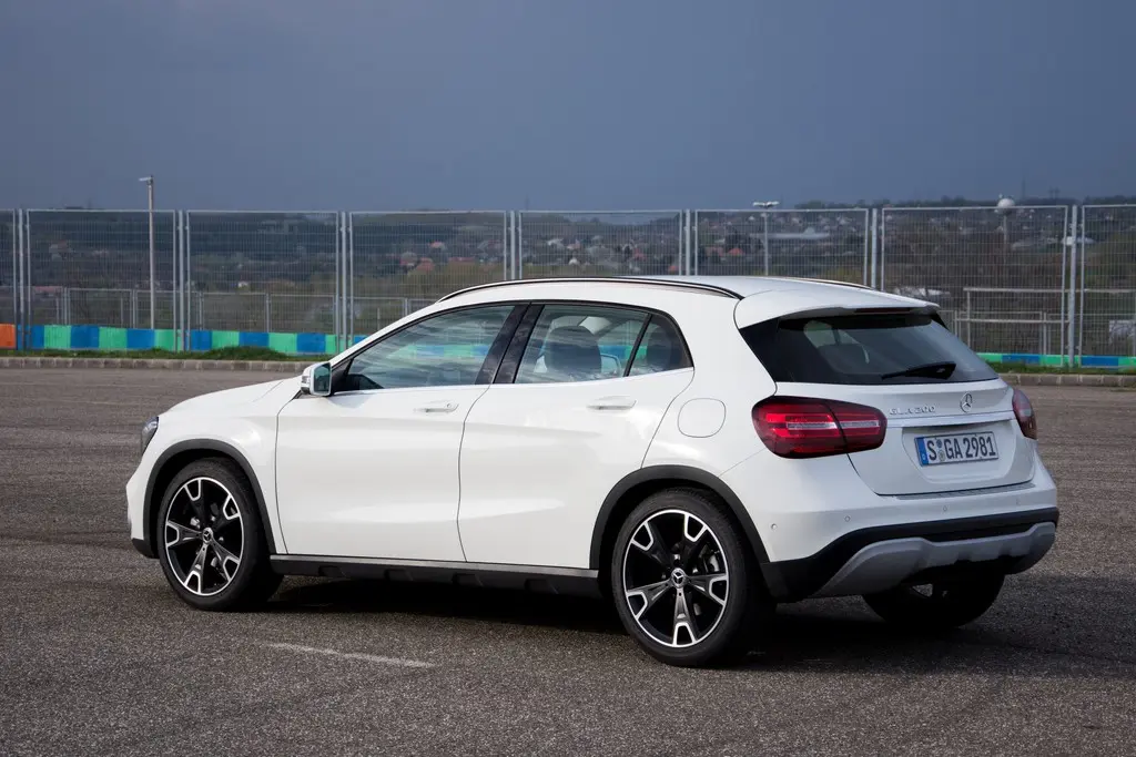 Mercedes-Benz GLA GLA 200 Comfort 7G-DCT 7