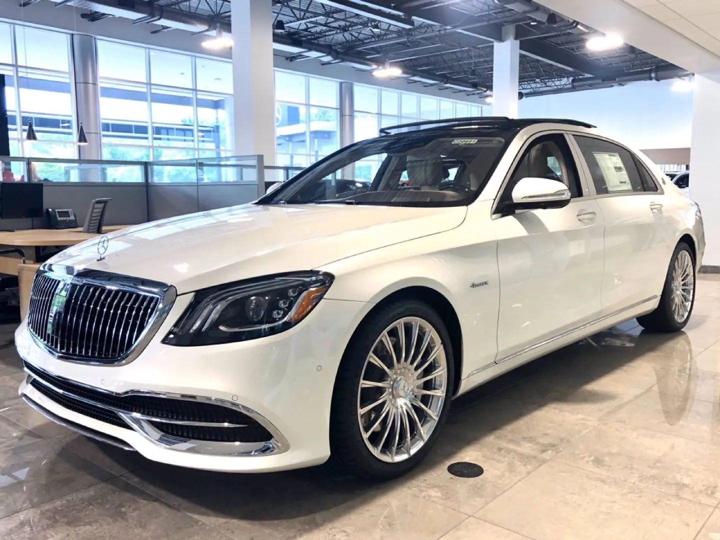 Mercedes-Benz  Maybach 560 S 4Matic 9G-Tronic 2