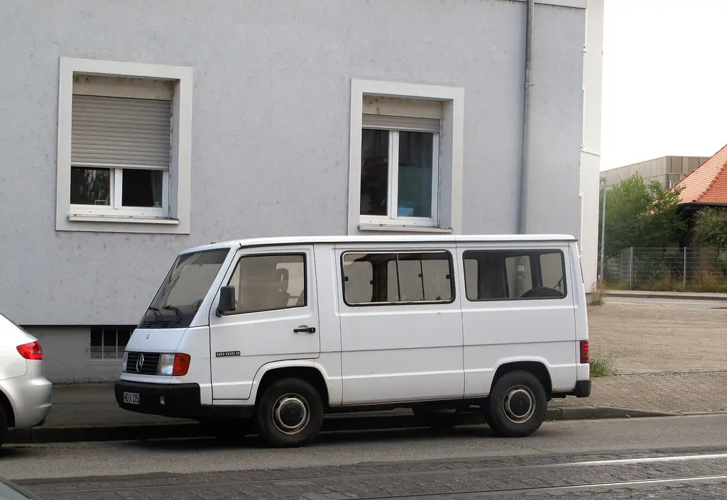 Mercedes-Benz MB MB 100 2.4 D 6