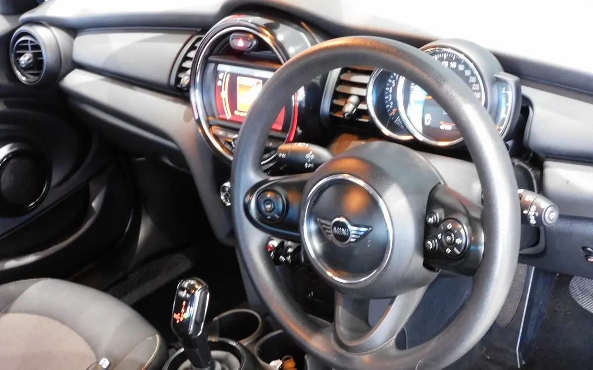 Mini Cooper Cooper 1.5 Signature 6