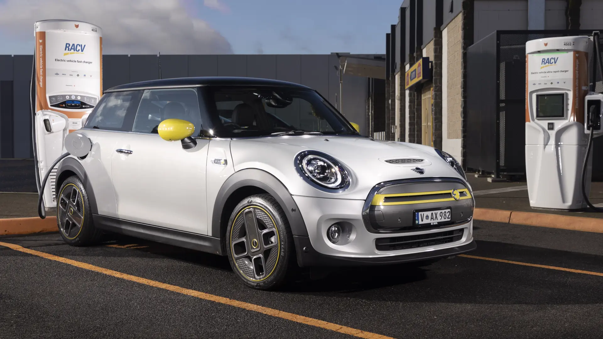 Mini Cooper S Cooper SE Signature 1