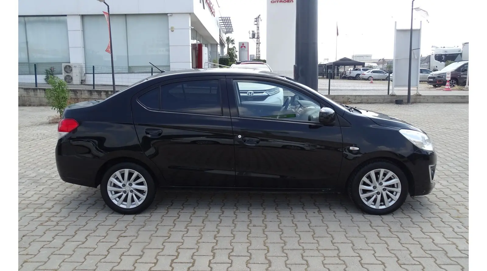 Mitsubishi Attrage Attrage 1.2 Intense Plus Navigasyonlu CVT 2