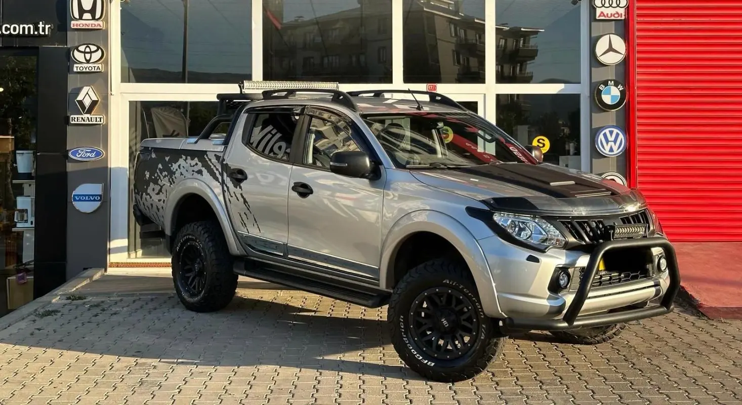 Mitsubishi L 200 L 200 2.4 DI-D MIVEC 4x4 Tornado 4