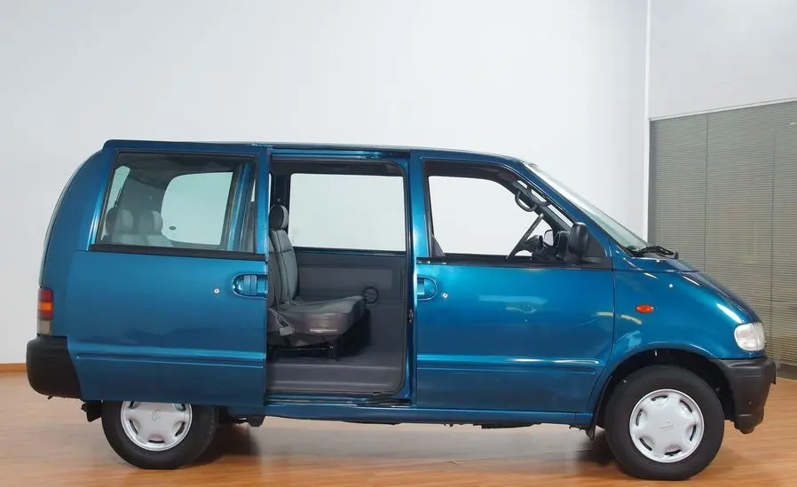 Nissan Serena Serena 2.0 SLX 3