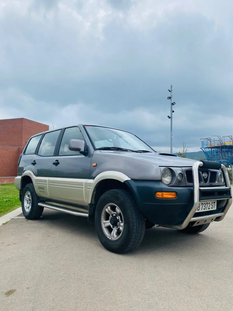 Nissan Terrano Terrano 2.4 Luxury 4
